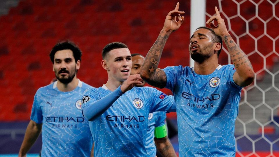 Manchester City tur kapısını araladı