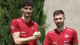 Altay Bayındır ve Halil Dervişoğlu milli formayı ilk kez giydikleri için mutlu