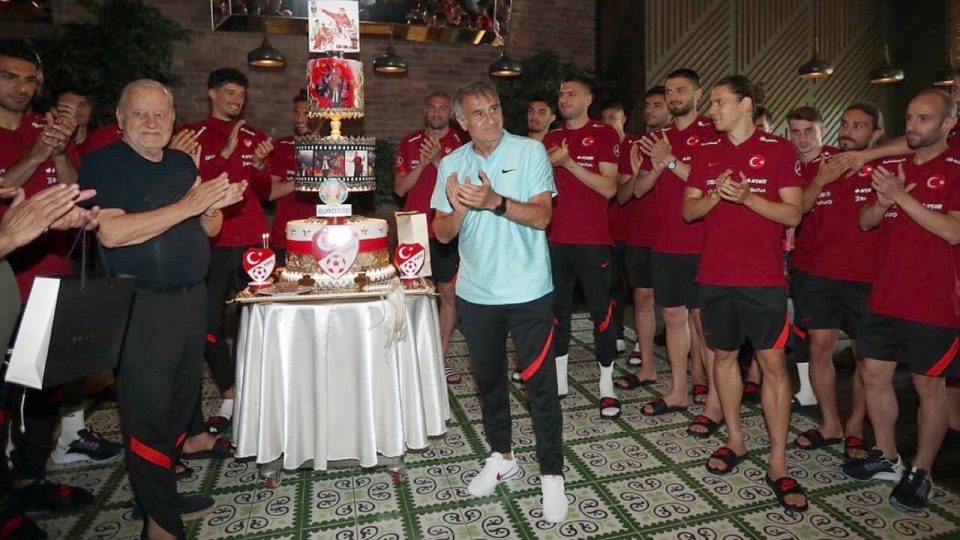 Şenol Güneş’e doğum günü kutlaması