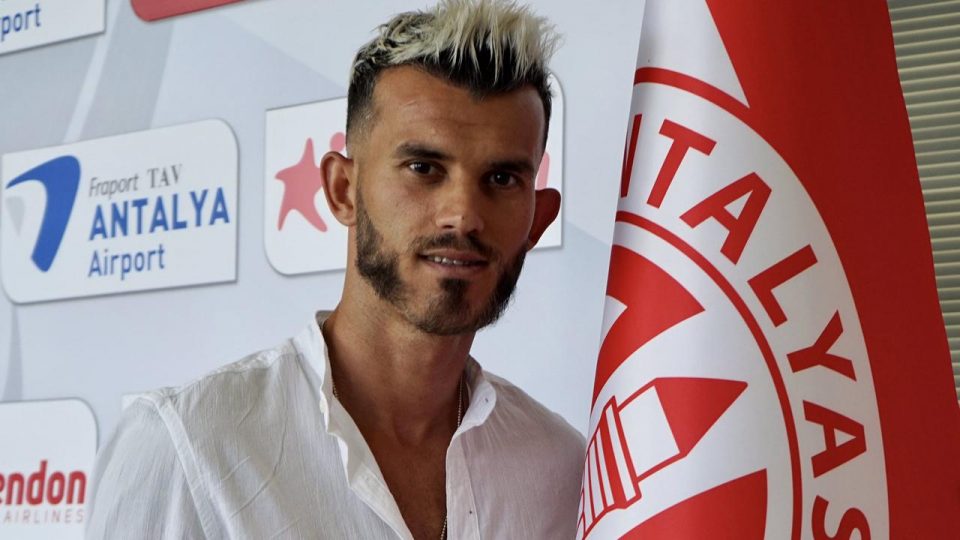 Antalyaspor Güray Vural ile sözleşme imzaladı