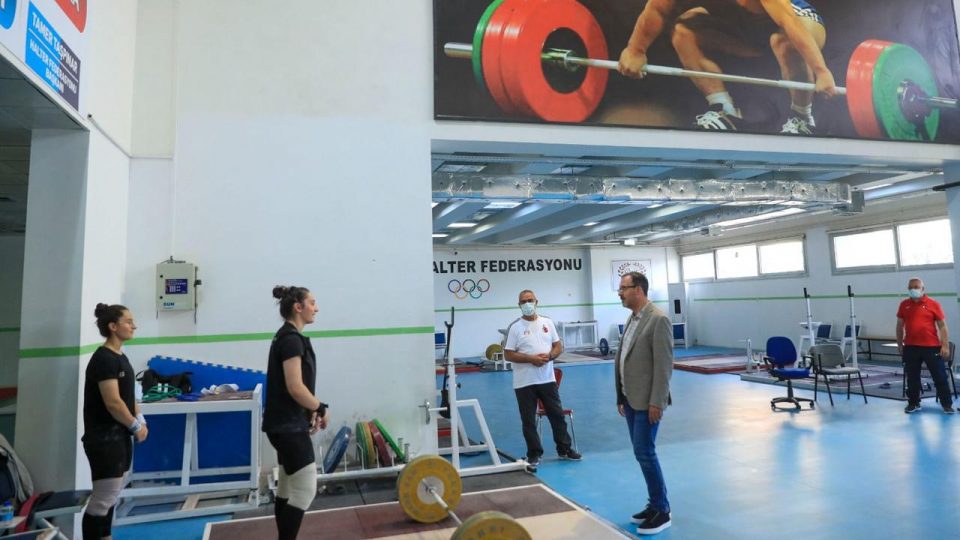 Bakan Kasapoğlu Olimpiyat Hazırlık Merkezini ziyaret etti