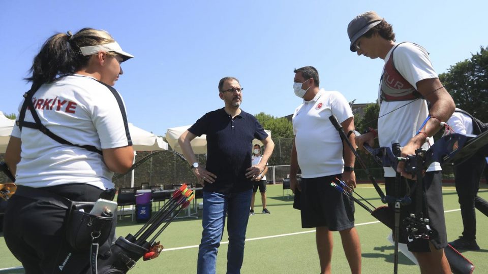Bakan Kasapoğlu’ndan sporculara destek ziyareti