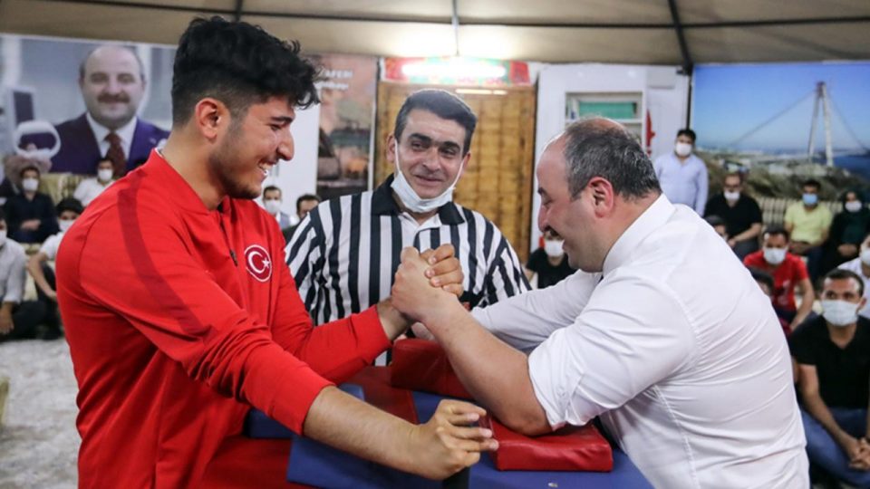 Bakan Varank milli sporcuyla bilek güreşi yaptı