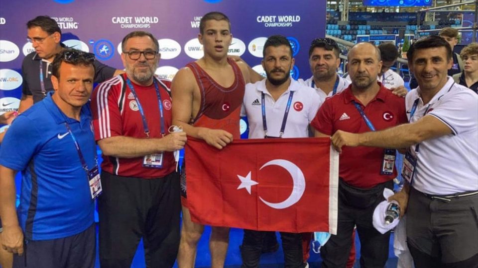Milli güreşçi Rıfat Eren Gıdak, yıldızlarda dünya şampiyonu oldu