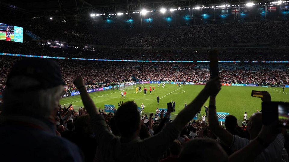 UEFA’dan İngiltere-Danimarka maçına soruşturma