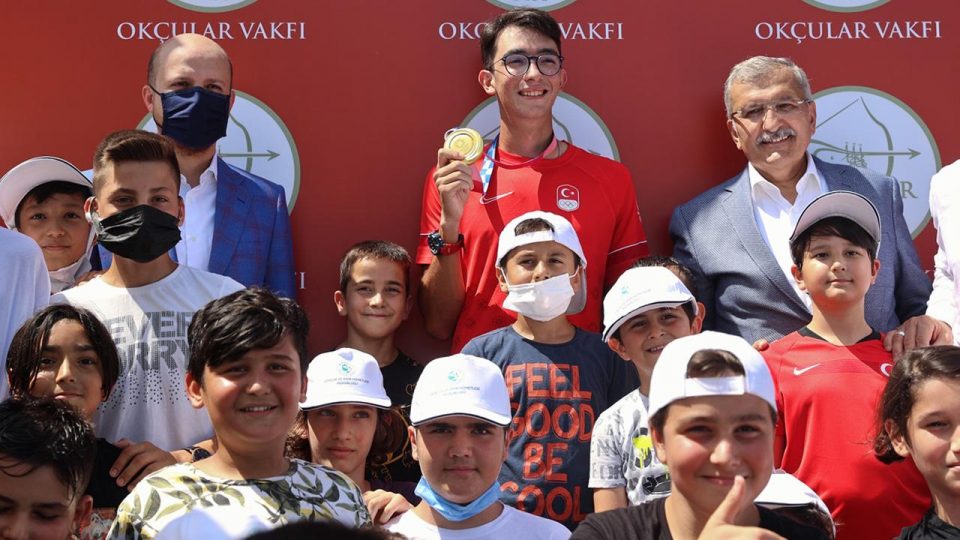 Mete Gazoz paralimpik okçularla bir araya geldi