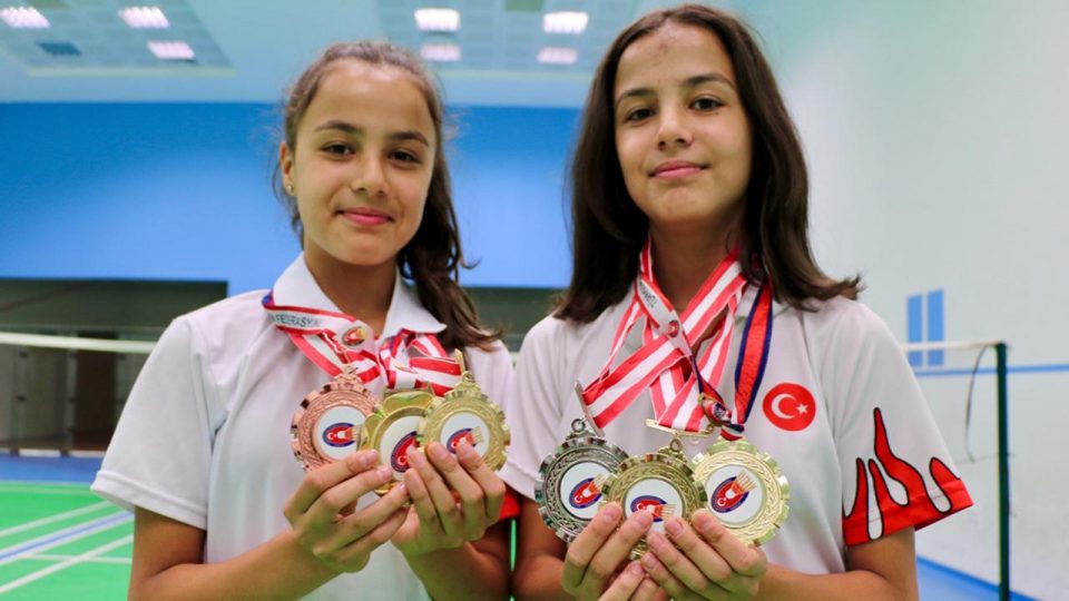 Badmintonun ikizleri Avrupa’da raket sallayacak