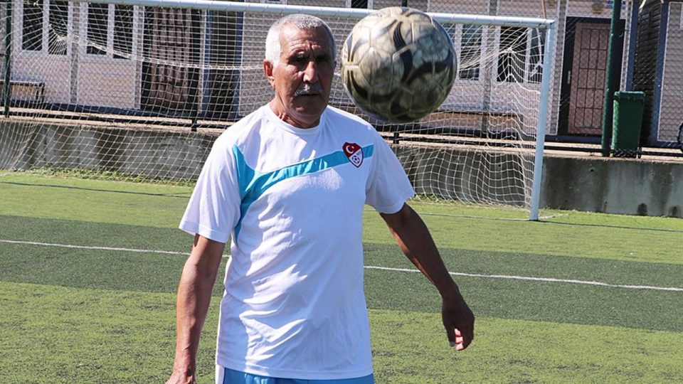 72 yaşındaki amatör futbolcu ara verdiği futbola geri döndü