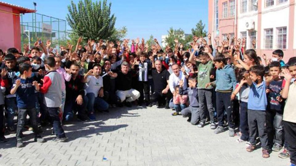 Beşiktaş’tan Siirtli öğrencilere giyim yardımı