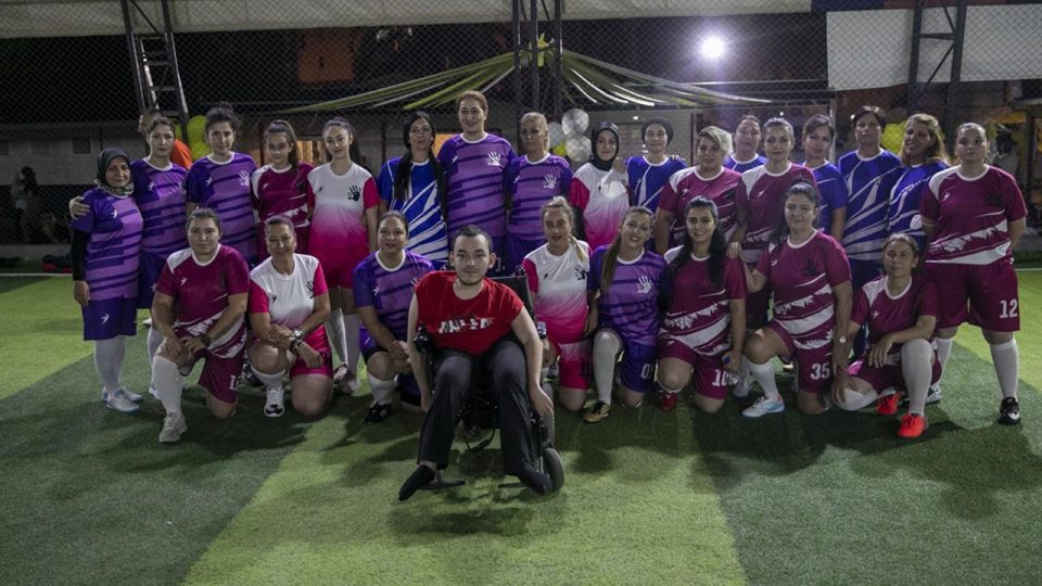 Kadın belediye çalışanları farkındalık için halı sahada futbol oynadı