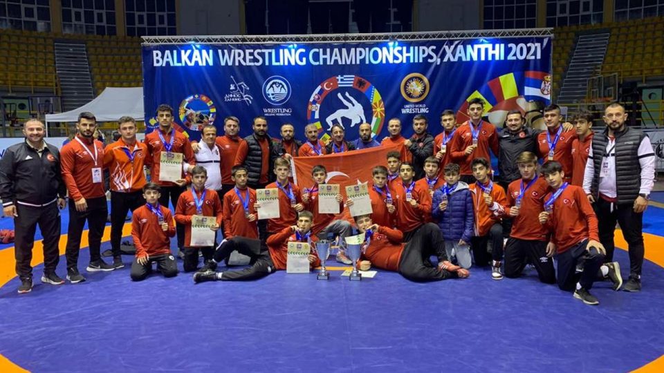 Milli güreşçiler Balkan şampiyonu oldu