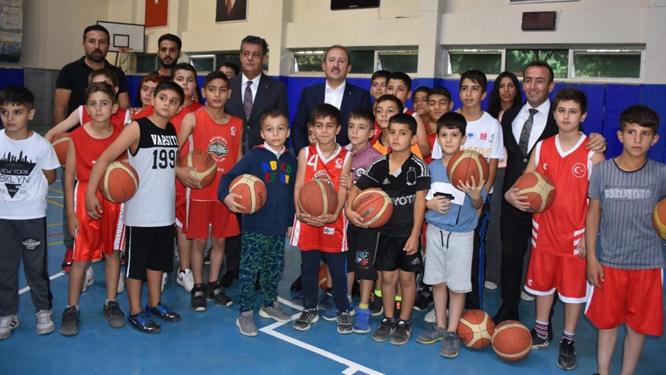 Şırnak’ta yapılan tesislerde gençler spora yönlendiriliyor