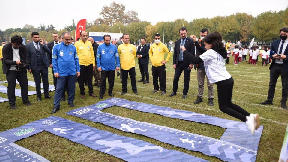 Bursa’da öğrenciler sporla buluşuyor
