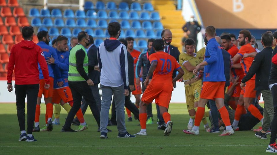 Güvercin uçurularak başlayan maç kavgayla bitti