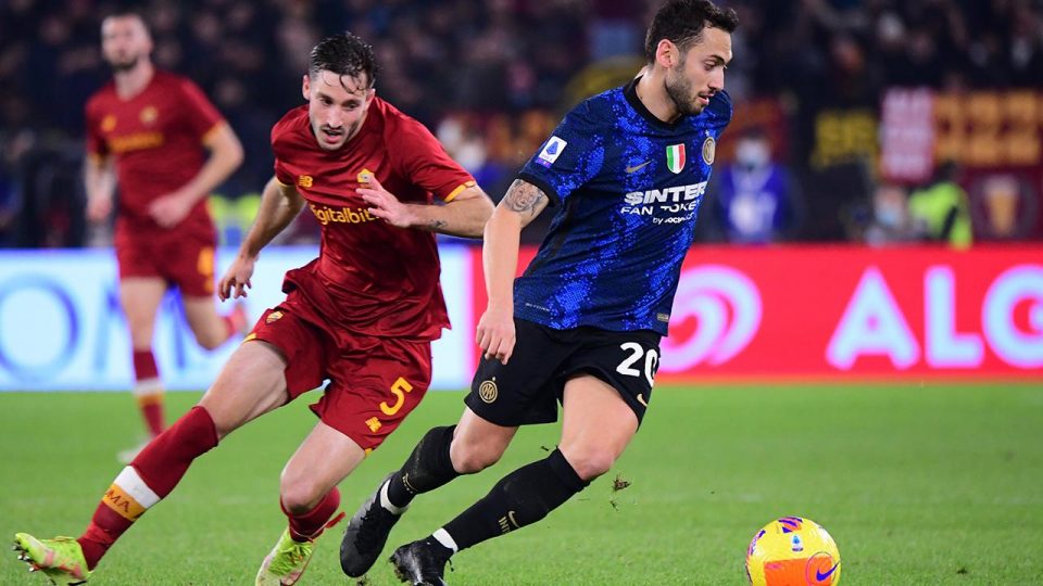 Hakan Çalhanoğlu kornerden topu kaleye gönderdi