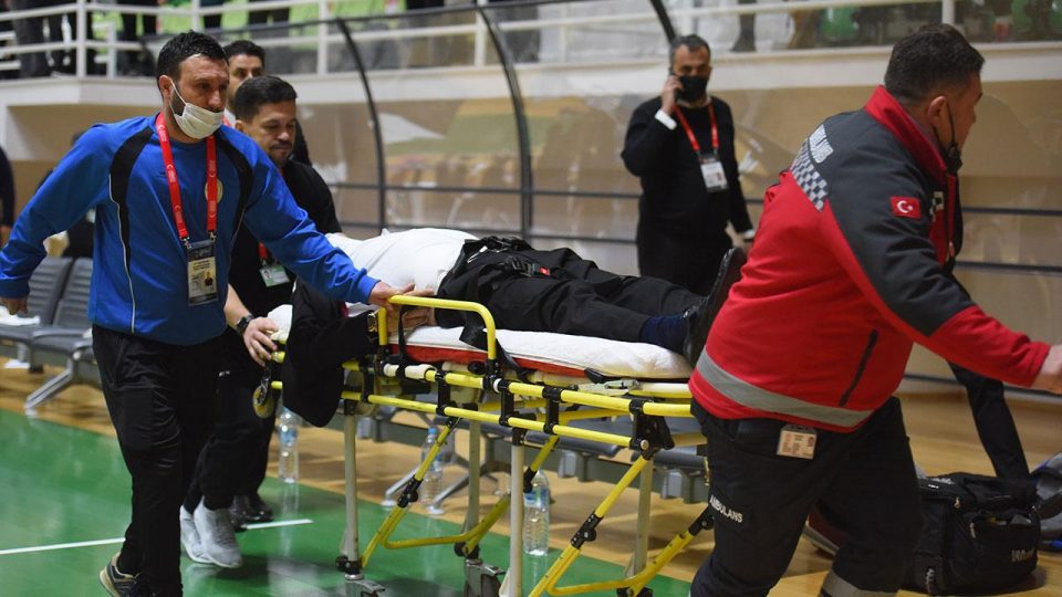 Maç sırasında kalp krizi geçirdi, mücadele ertelendi