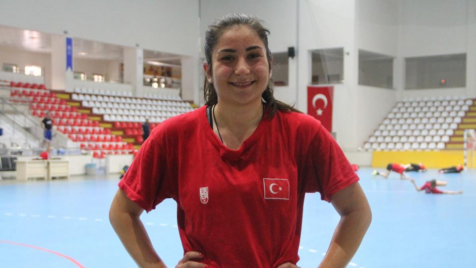 Milli hentbolcu Beyza Karaçam İsveç’e transfer oldu