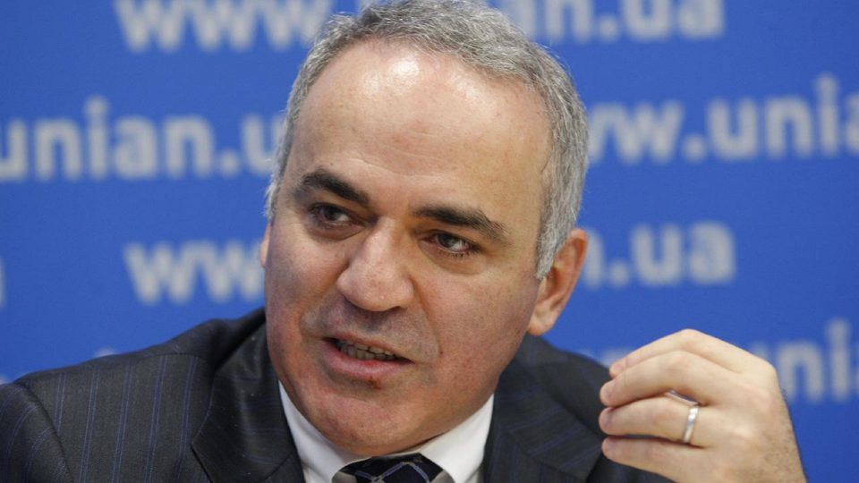 Rus satranç oyuncusu Kasparov: Rusya’nın ekonomisini dondurun