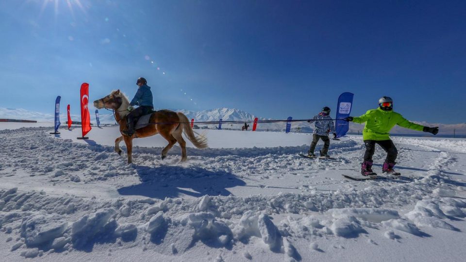 Van’da karda “atlı snowboard” keyfi