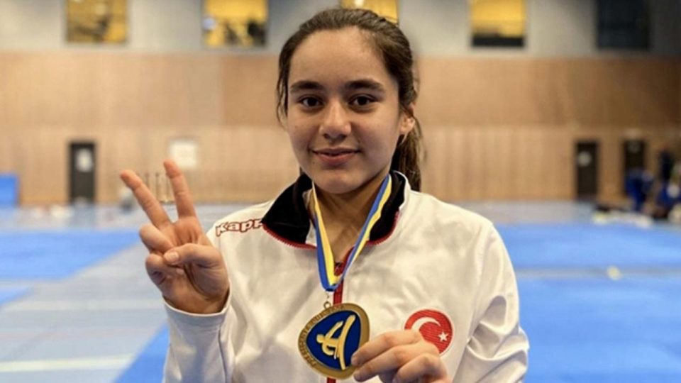 16 yaşında büyüklerde milli takıma seçildi