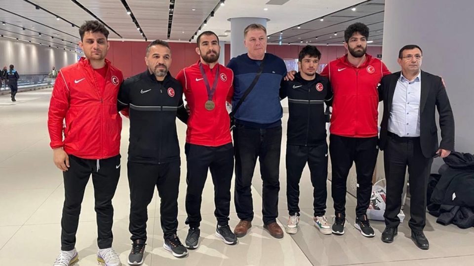 Avrupa ikincisi Serbest Güreş Milli Takımı yurda döndü