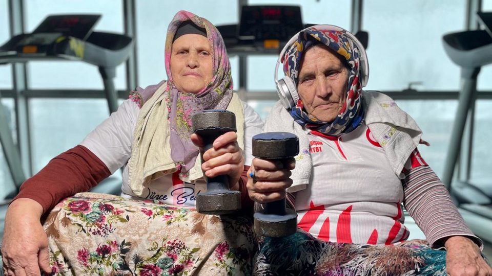 “Eldivenli Şalvarspor”un yaşlı kadınları ringde hareket kazanıyor
