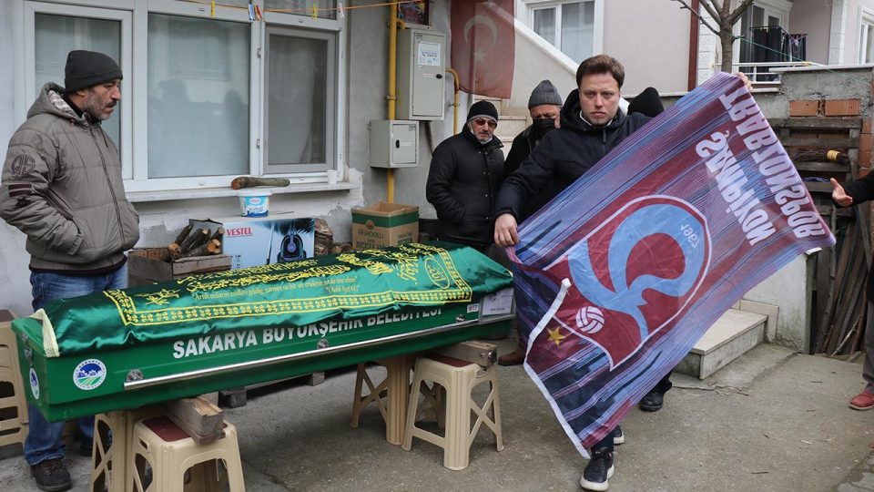 Trabzonspor bayrağı asarken düşen taraftar hayatını kaybetti