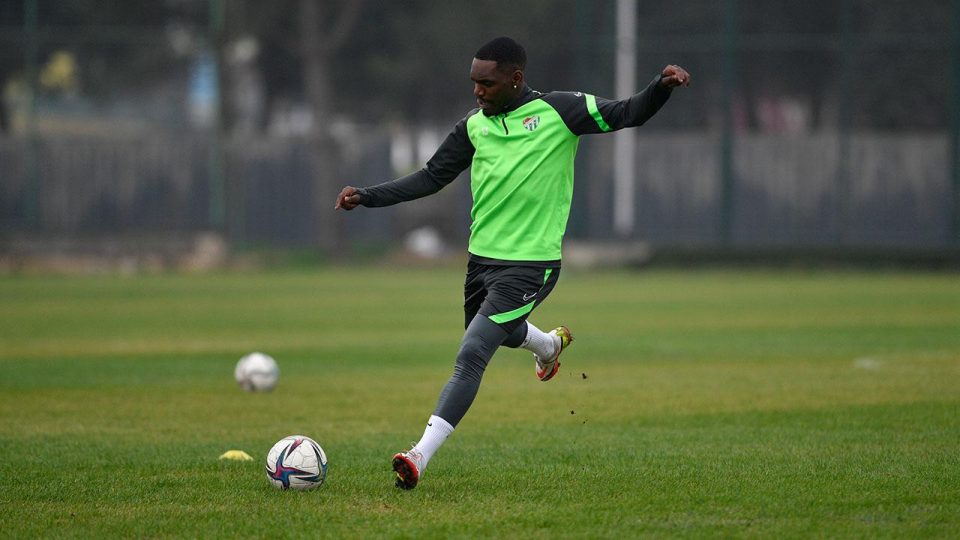 Bursaspor kadro dışı bırakılan Bifouma’yı affetti