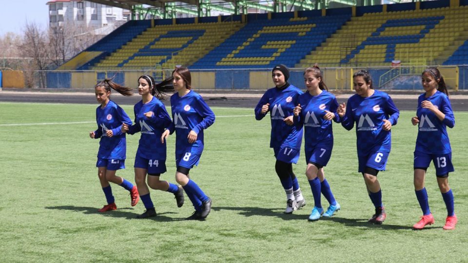 “Gelinlik yerine forma giyen” kızlar namağlup şampiyonluğa ilerliyor