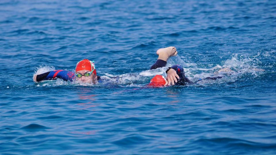 Otizmli sporcu Tuna Tunca Sakız’dan Çeşme’ye yüzdü