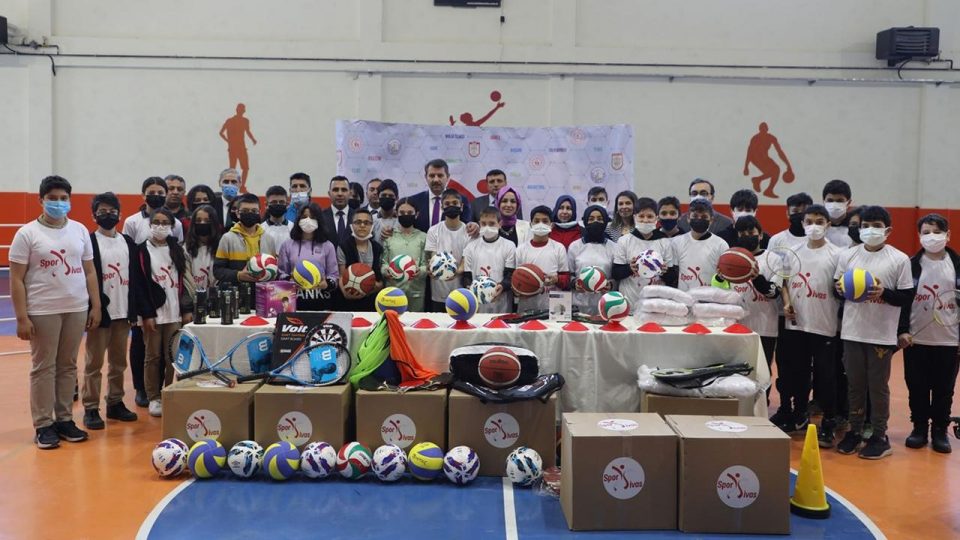Sivas’ta öğrencilere spor malzemesi desteği
