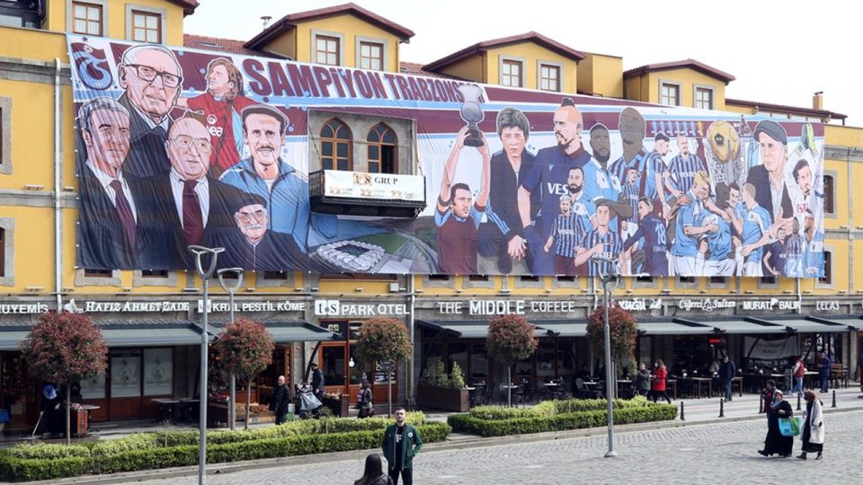 Trabzonspor taraftarları şampiyonluğu resmetti