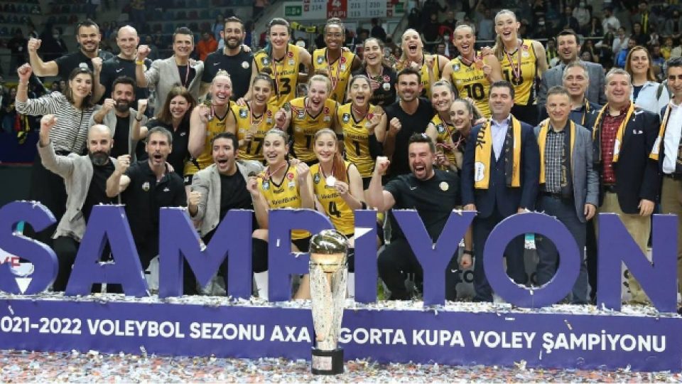 VakıfBank kupasını aldı