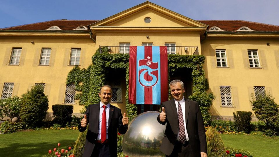 Almanya’nın Ankara Büyükelçiliği’ne Trabzonspor bayrağı