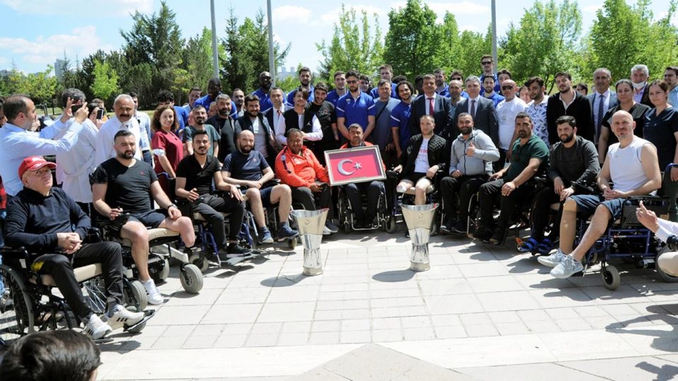 Anadolu Efes şampiyonluk sevincini gazilerle paylaştı