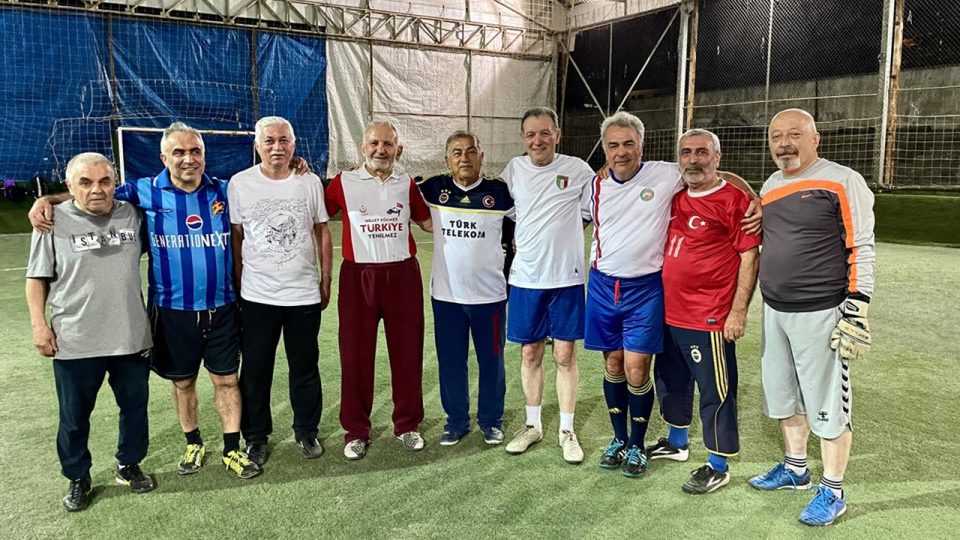 Futbol tutkunu “ihtiyar delikanlılar” halı sahaların tozunu attırıyor