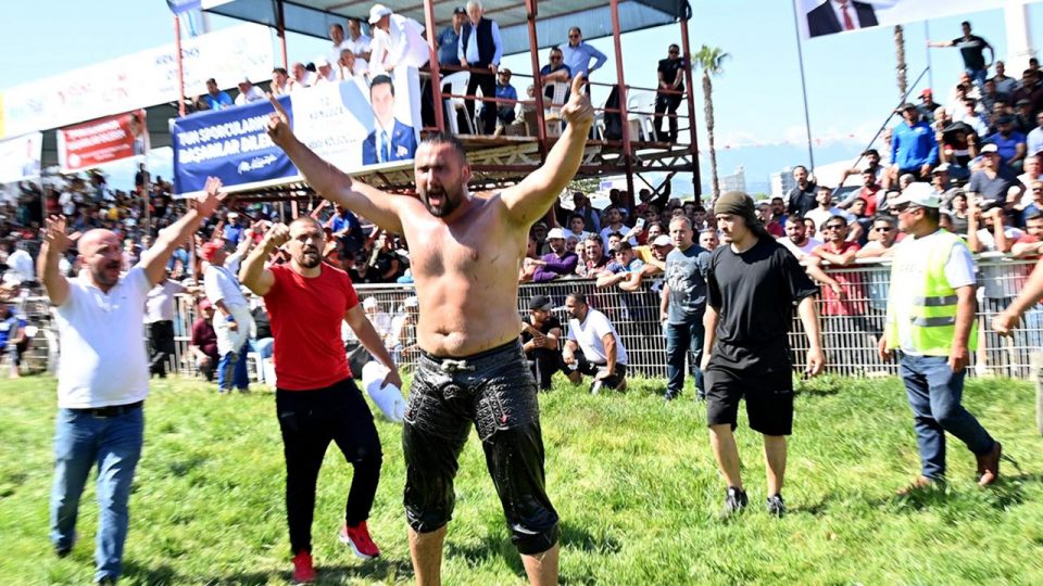 Kumluca Yağlı Güreşlerinde Yusuf Can Zeybek başpehlivan oldu