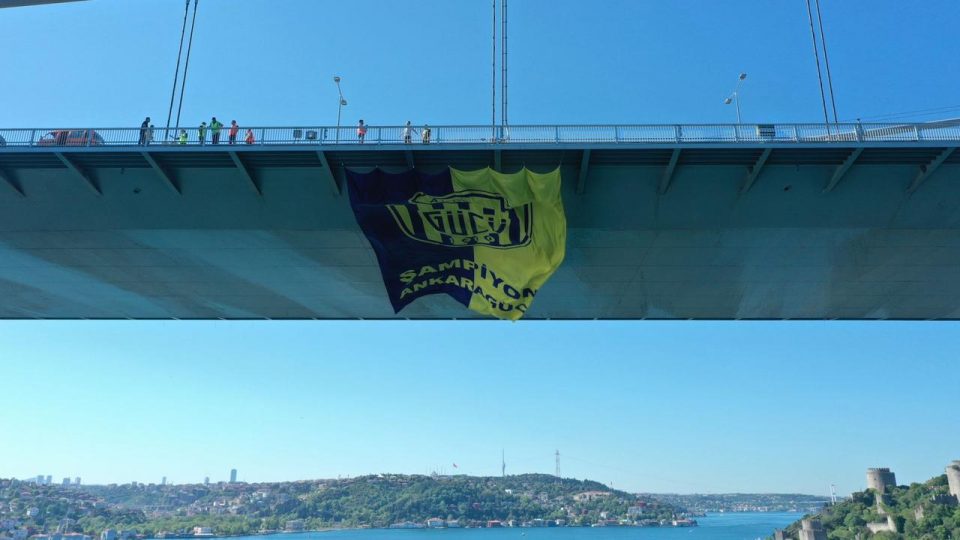 MKE Ankaragücü bayrakları İstanbul’daki boğaz köprülerinde