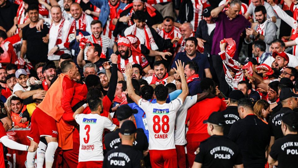 Sivasspor kulüp tarihinde ilk kez kupa kazandı