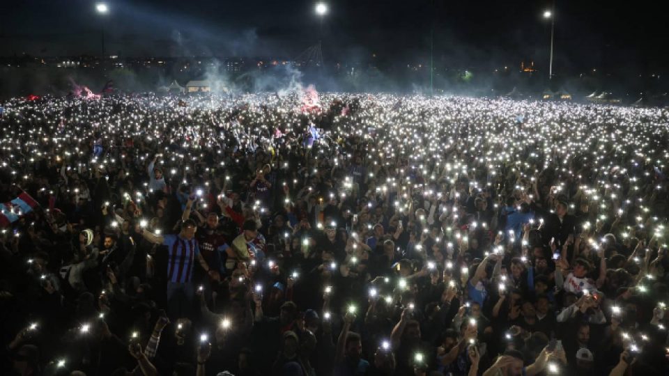 Trabzonspor’un şampiyonluk coşkusu: Binlerce taraftar Yenikapı’ya akın etti