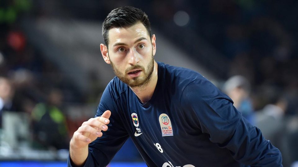Anadolu Efes Egehan Arna ile sözleşme imzaladı