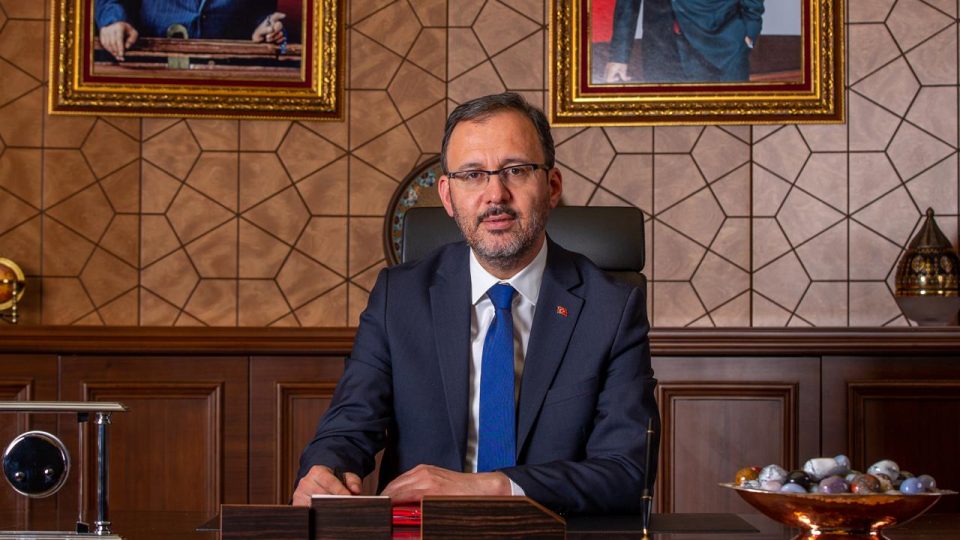 Bakan Kasapoğlu milli yüzücüleri kutladı