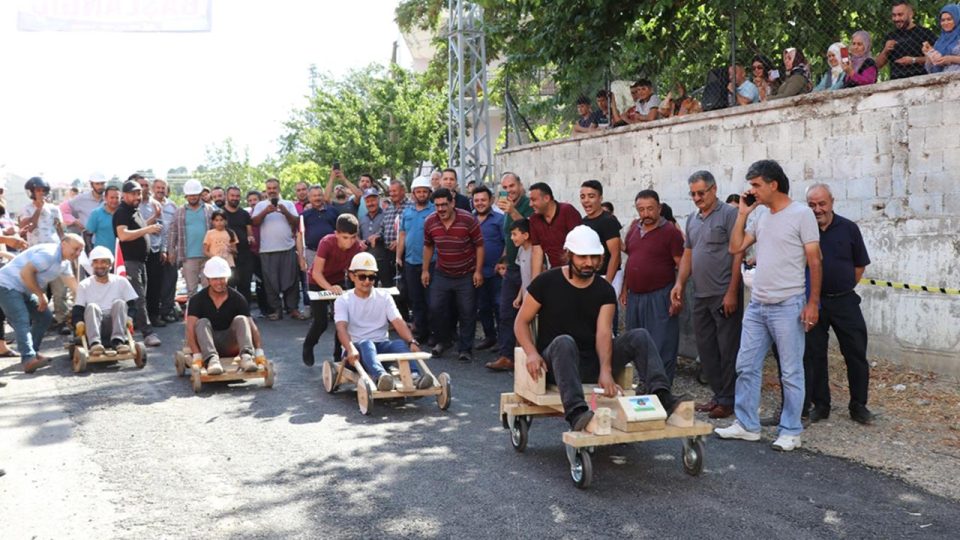 Adana’da el yapımı tahta araçlar yarıştı