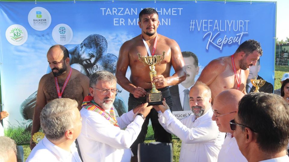 Kepsut Yağlı Güreşleri’nde altın kemer Furkan Durmuş’un