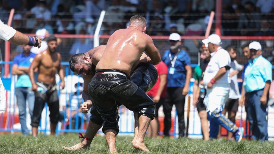 “Türk’ün ilk er meydanı” Elmalı’yı güreş heyecanı sardı
