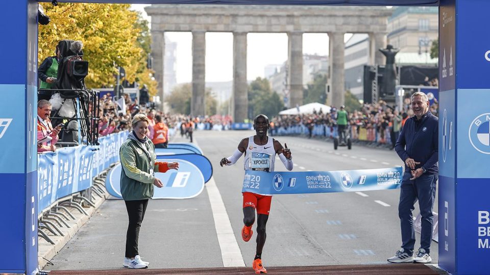 Kenyalı atlet Eliud Kipchoge kendisine ait dünya rekorunu geliştirdi