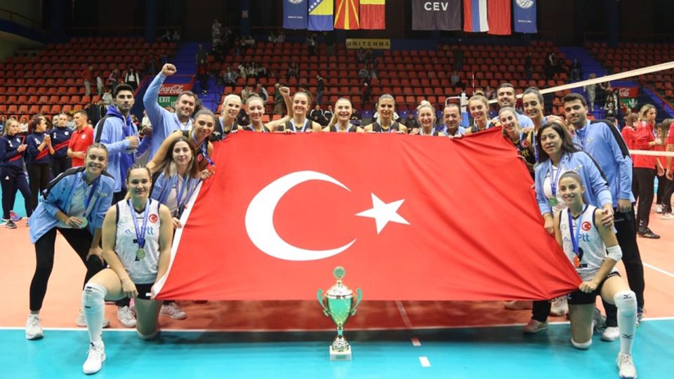 PTT Spor Kadın Voleybol Takımı namağlup Balkan şampiyonu