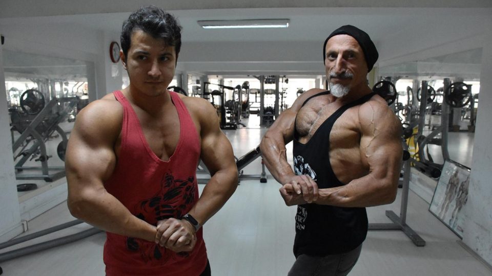 52 yaşındaki milli sporcu öğrencileriyle madalya mücadelesi veriyor