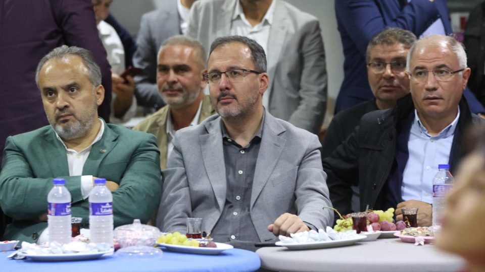 Bakan Kasapoğlu, derbi maçını İznik’te vatandaşlarla izledi