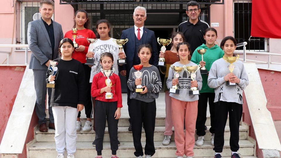 Berdan öğretmenin futbolla tanıştırdığı kızlar şampiyonluk peşinde